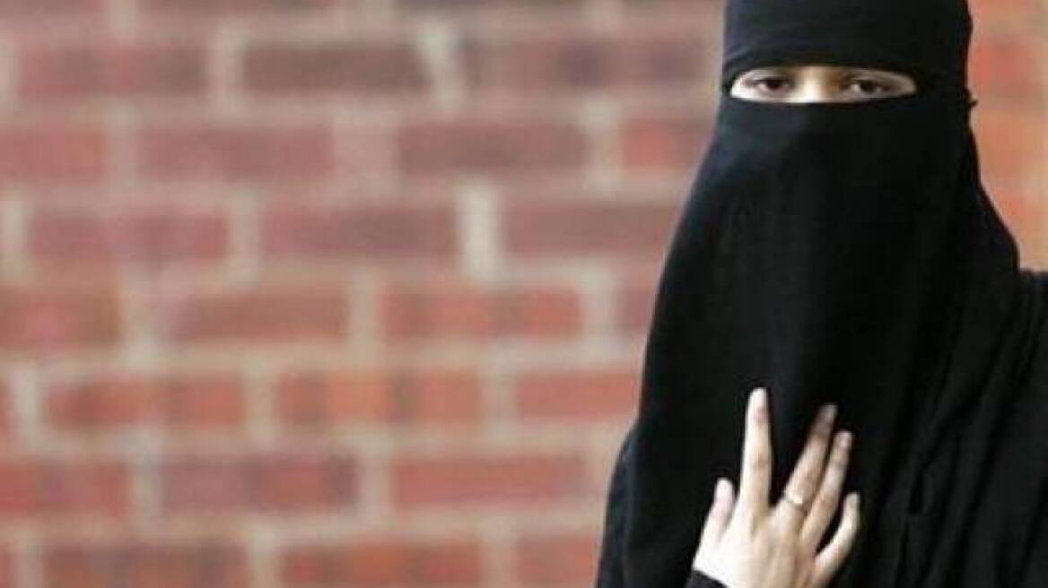Ελβετία: Πρόστιμα μέχρι και 9.500 ευρώ για όσες φορούν μπούρκα