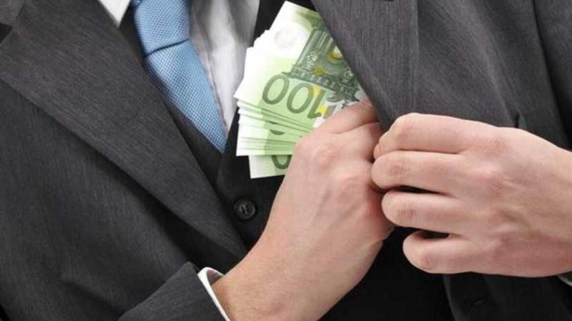 Έκαναν τους τραπεζίτες και «έφαγαν» 18.500 ευρώ από ηλικιωμένους