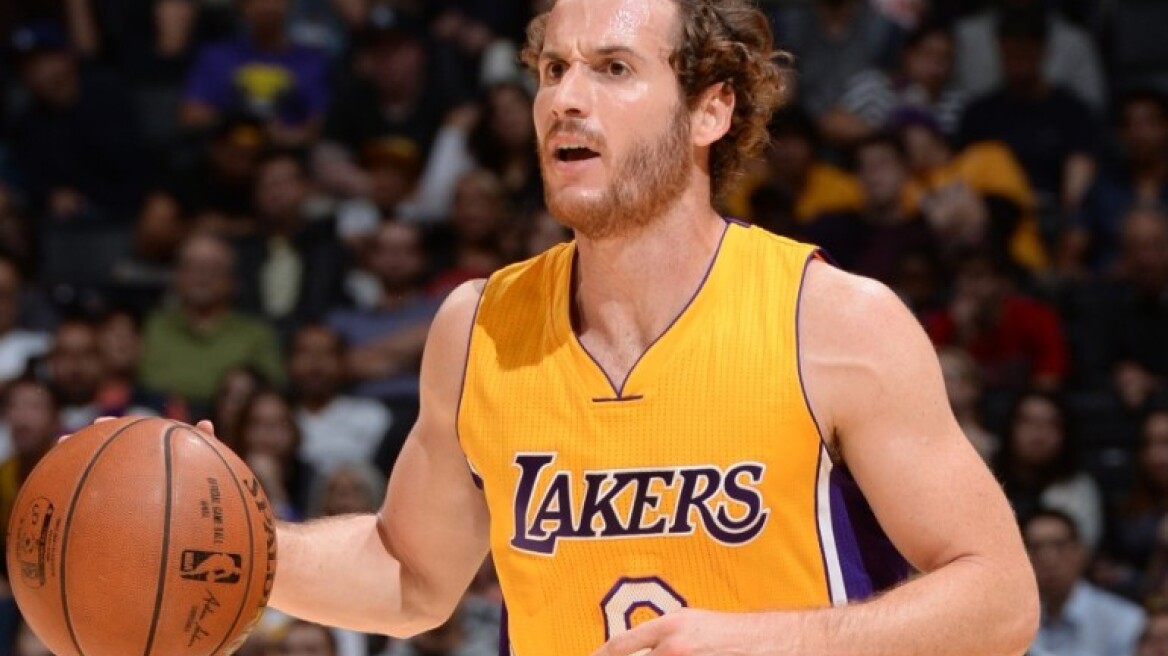 Ανανέωσε με Λέικερς ο Χουέρτας