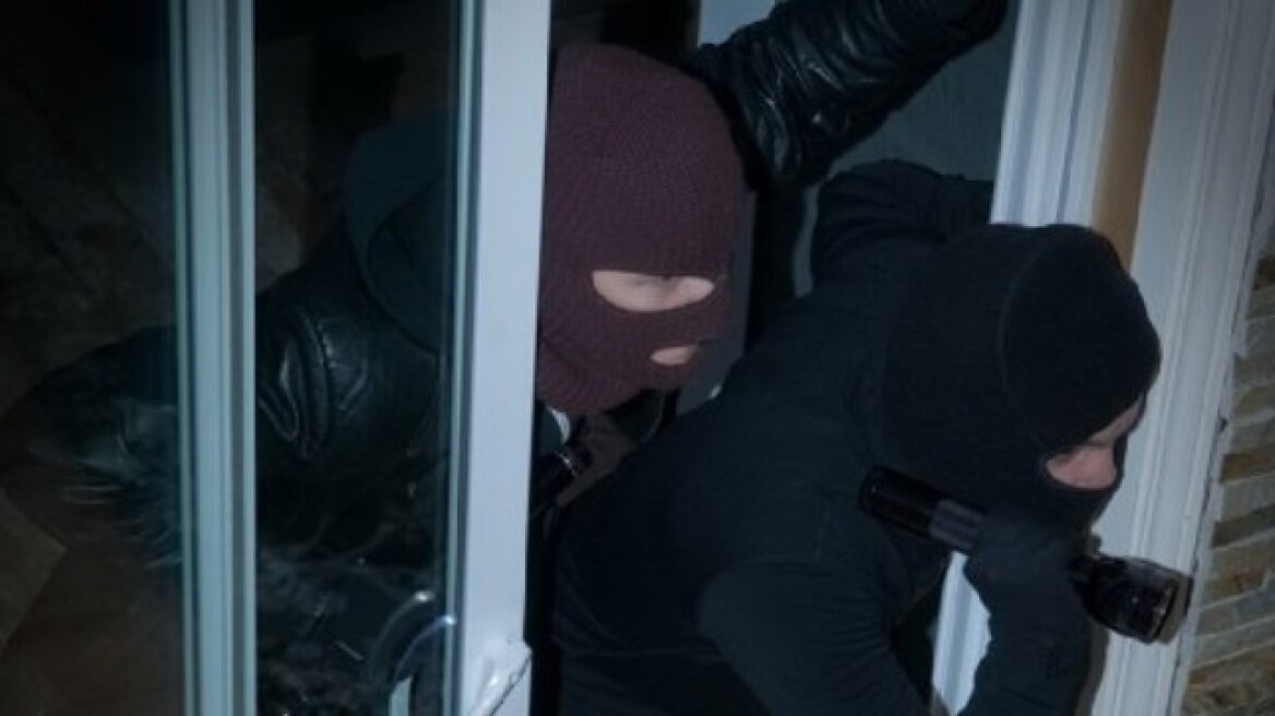 Αλβανός χτύπησε και λήστεψε ηλικιωμένη στο Βραχάτι	