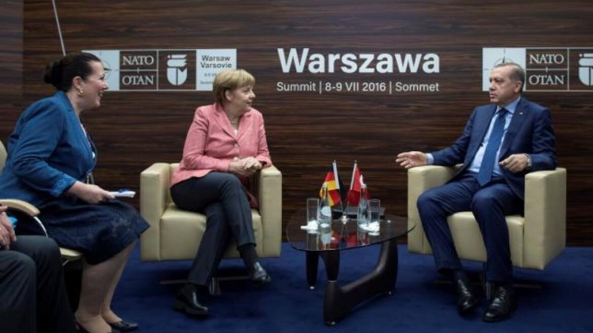 Συνάντηση Μέρκελ-Ερντογάν για το προσφυγικό και τις γερμανο-τουρκικές διαφορές