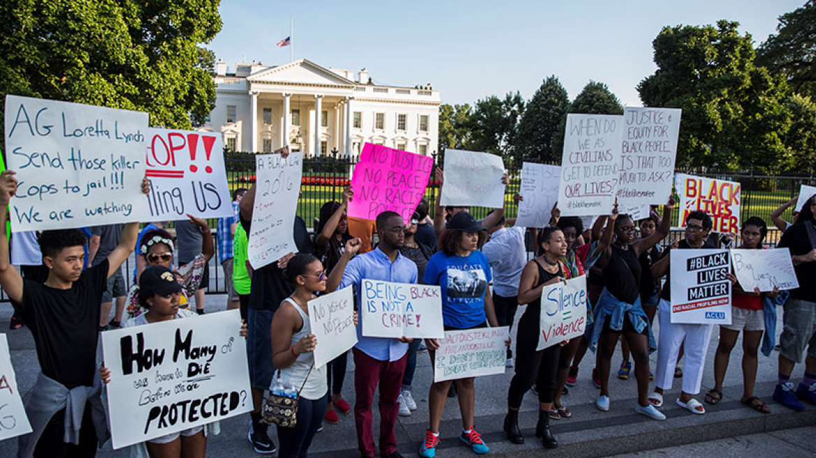 Σε αναβρασμό οι ΗΠΑ μετά το διπλό κρούσμα αστυνομικής βίας και την εκτέλεση 5 αστυνομικών