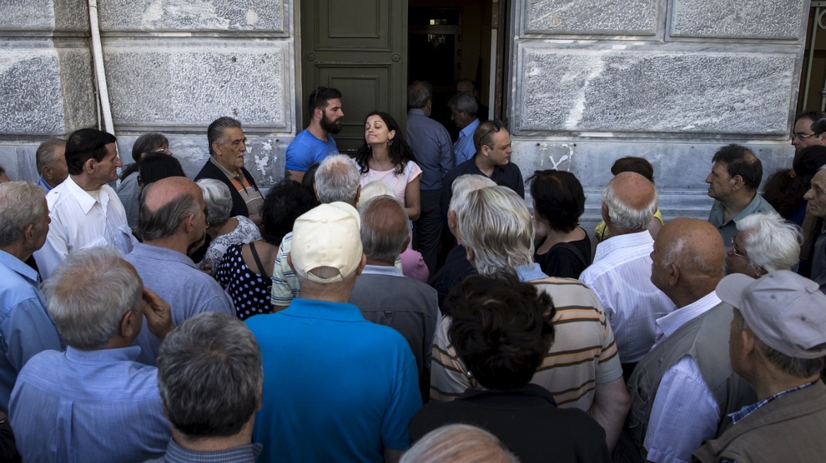 Πείτε στους υπουργούς να μην χαμογελάνε: Η οργισμένη επιστολή συνταξιούχου στον Παυλόπουλο