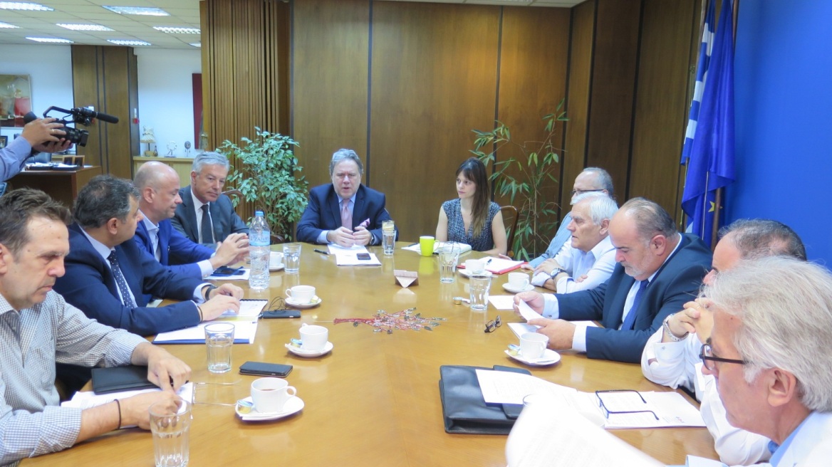 Μετά τις συντάξεις, ο Κατρούγκαλος υπόσχεται πως δεν τίθεται θέμα μείωσης μισθών 