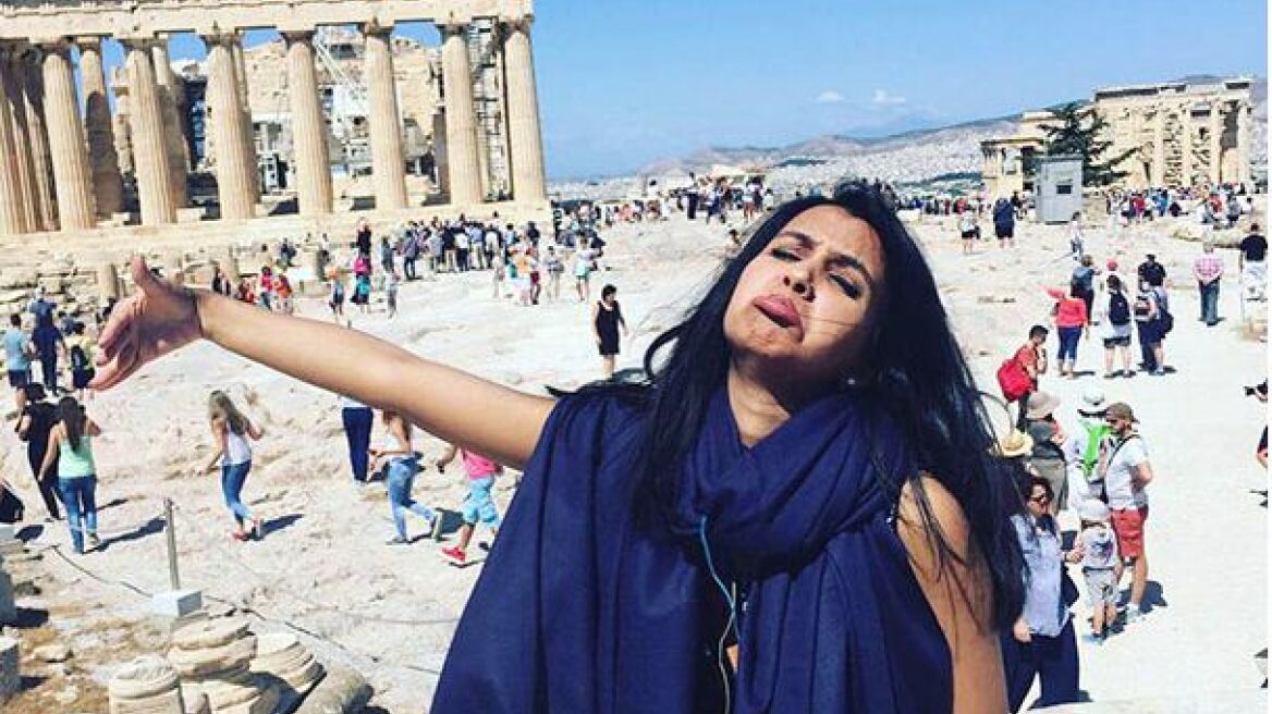 Ξεκαρδιστικές φωτογραφίες: Έκανε ταξίδι του μέλιτος στην Ελλάδα... μόνη και έγινε viral
