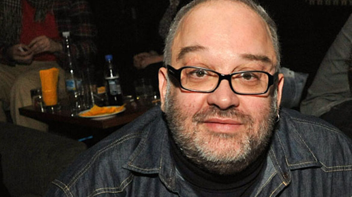 Νέο ξέσπασμα Μουκίδη: Αφιερώνει ένα... τσόκαρο στην πρώην σύζυγό του