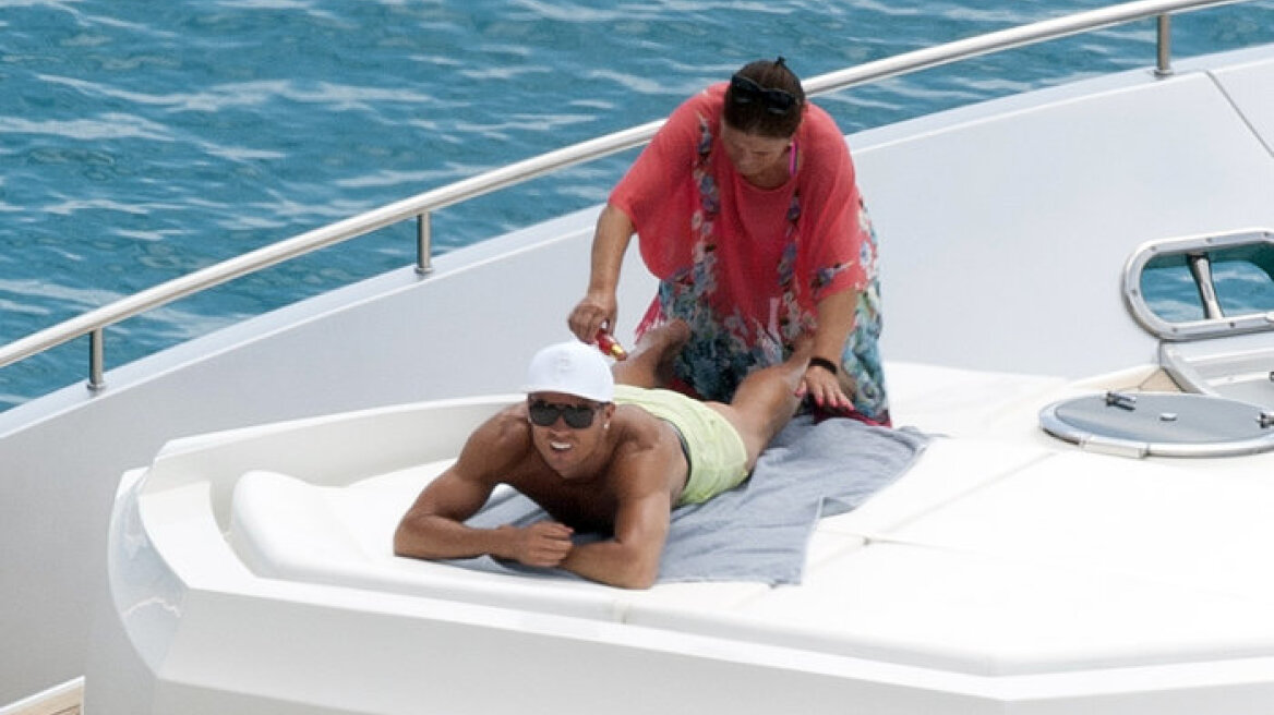 Δείτε τη μαμά του Ρονάλντο να του βάζει αντηλιακό!