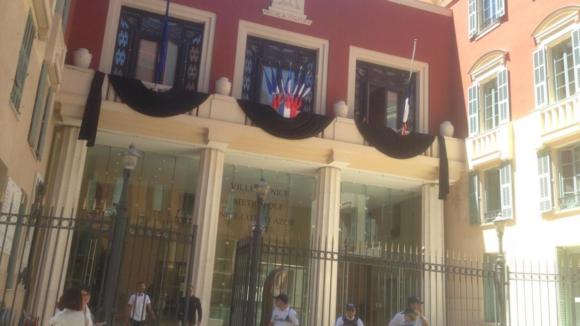 Μεσίστιες οι σημαίες στο δημαρχείο της Νίκαιας