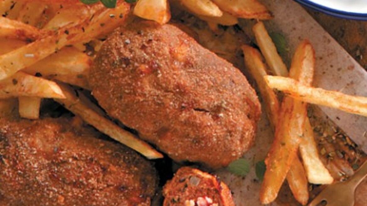 Μπιφτέκια πανέ γεμισμένα με παστουρμά, κασέρι και ντομάτα