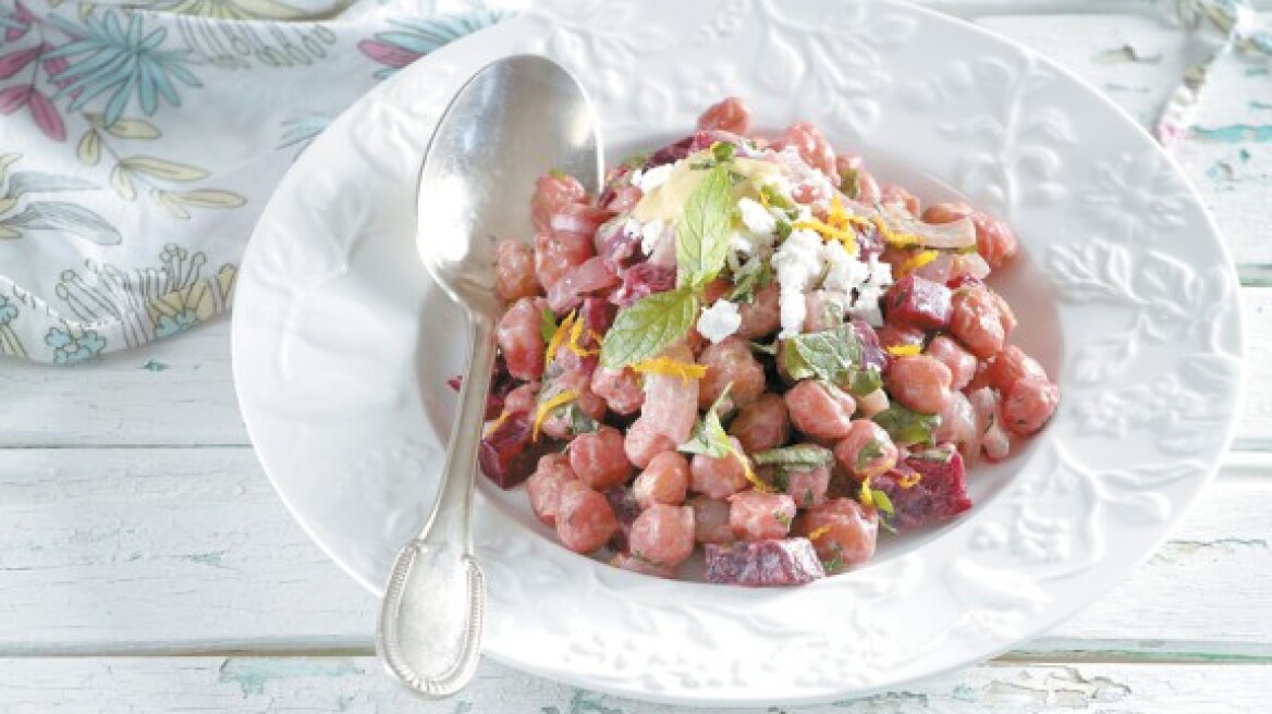 Salad with chickpeas, roasted beets and onions