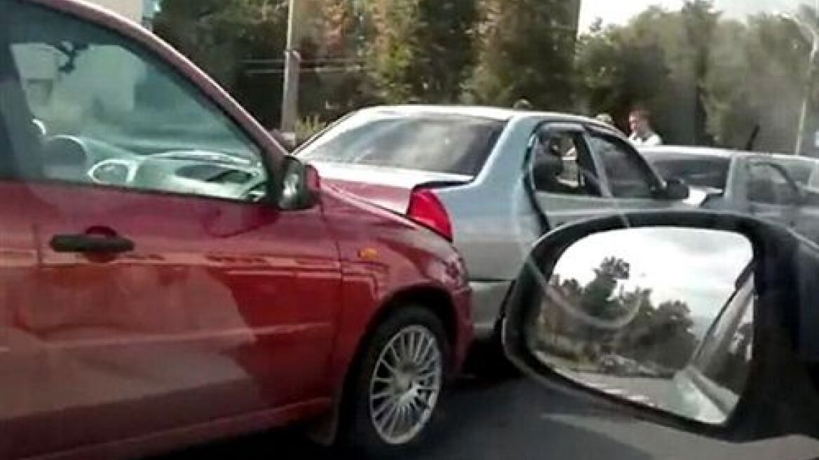 Καραμπόλα τεσσάρων αυτοκινήτων στο Μαρούσι 