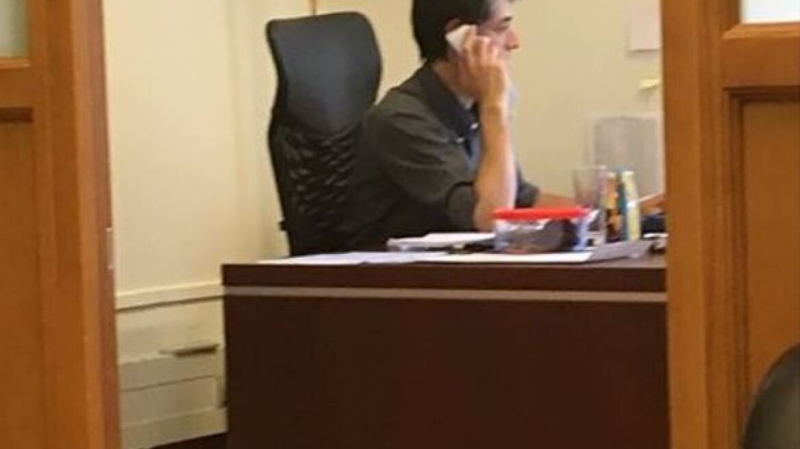 O Kαρανίκας κάνει οικονομία: Πάει με το τάπερ στο Μαξίμου και η «Αυγή» τον υπερασπίζεται 
