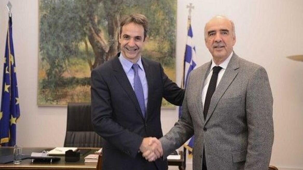 Η ανάρτηση του πορτρέτου που (ξανα)έφερε κοντά Μητσοτάκη και Μεϊμαράκη 