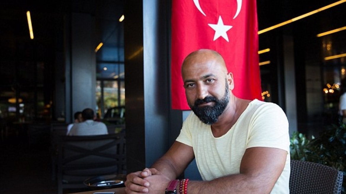 Ο οπαδός του Ερντογάν που έπεσε μπροστά στα τανκς: «Ήθελα να συνθλιβώ με τη μία» 