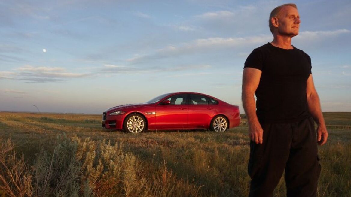 Κυνηγητό ανεμοστρόβιλων με Jaguar XF (video)