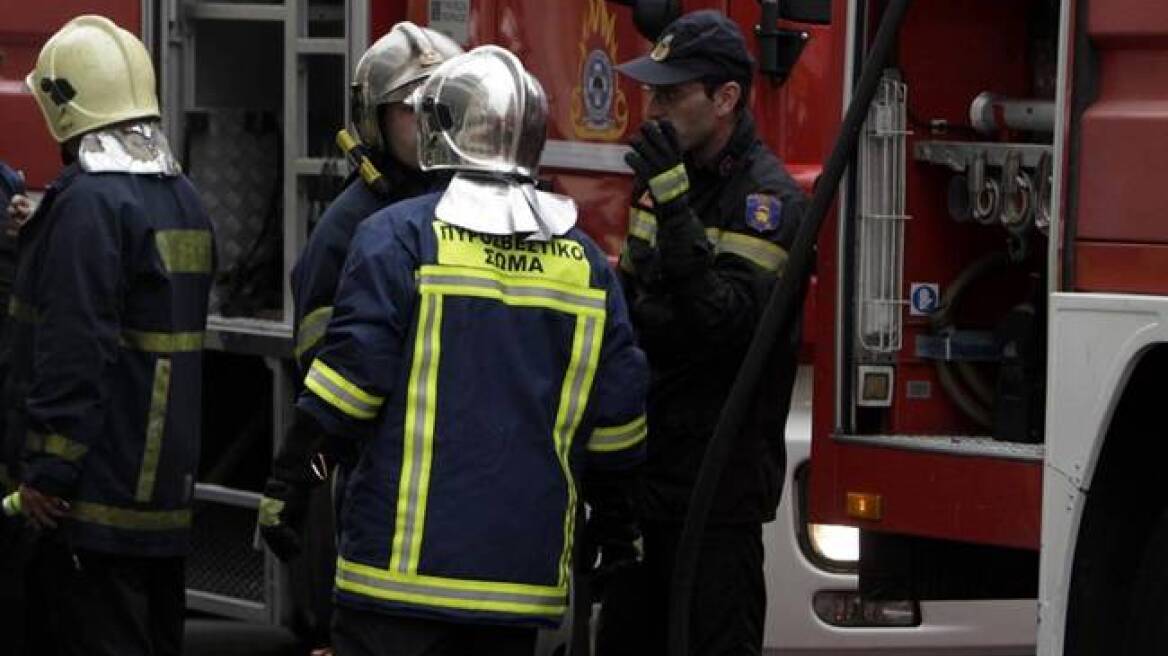 Υπό μερικό έλεγχο η πυρκαγιά στο συσκευαστήριο στο Τυμπάκι