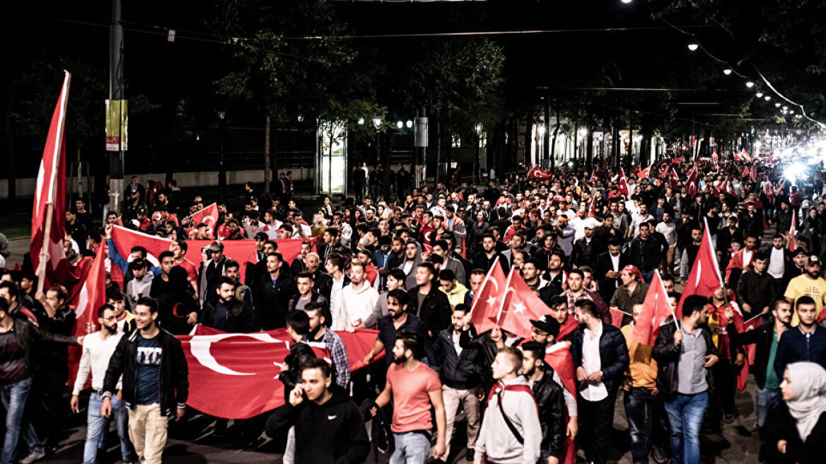 Επτά στους δέκα Τούρκους της Αυστρίας είναι οπαδοί του Ερντογάν