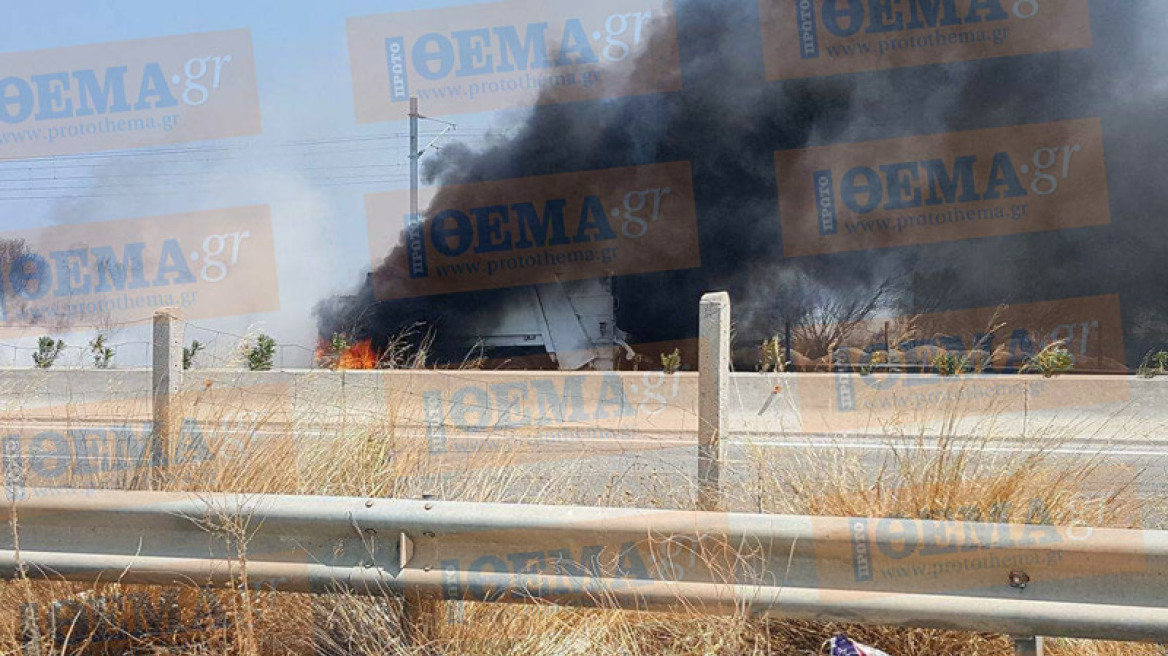 Φωτογραφίες: Σκουπιδιάρικο έπιασε φωτιά στην Εθνική Αθηνών - Κορίνθου