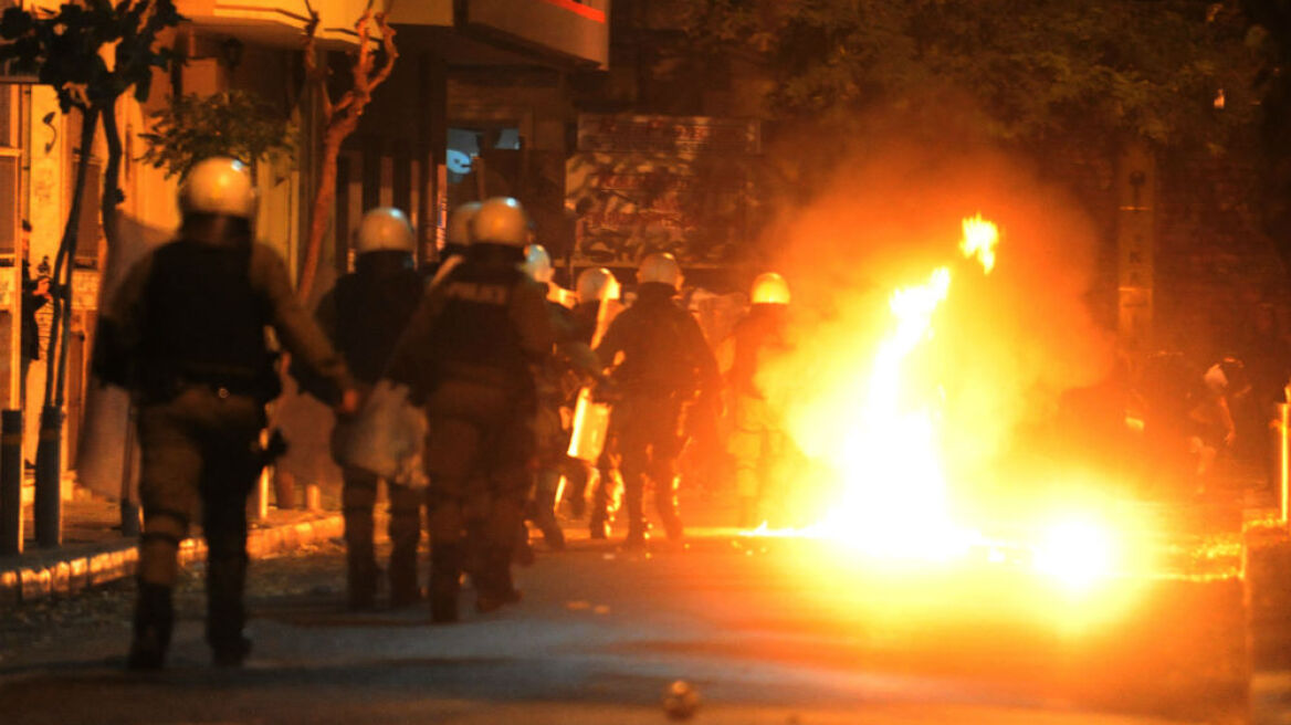Μολότοφ και δύο συλλήψεις τη νύχτα στην περιοχή του Πολυτεχνείου