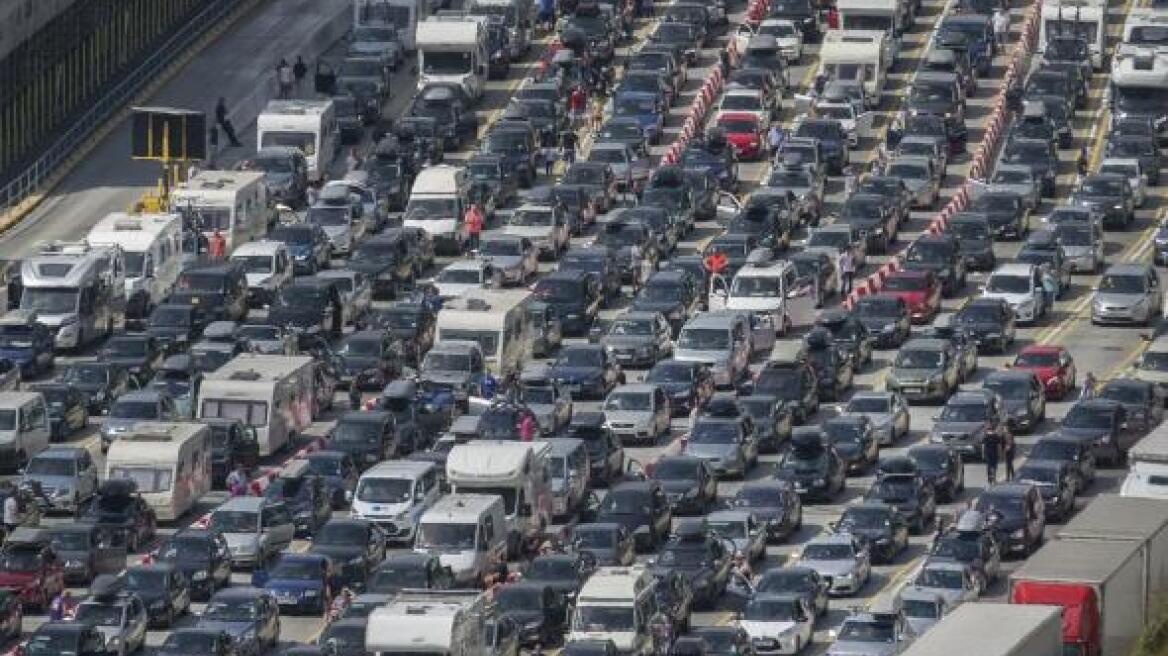 Όλοι οι Βρετανοί πήγαν διακοπές και... δείτε το απίστευτο μποτιλιάρισμα