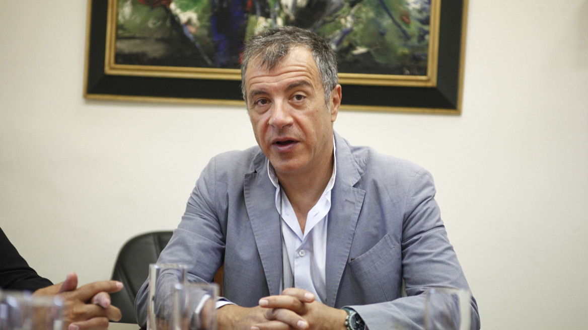 Σταύρος Θεοδωράκης: Το Σύνταγμα δεν αλλάζει με φιέστες