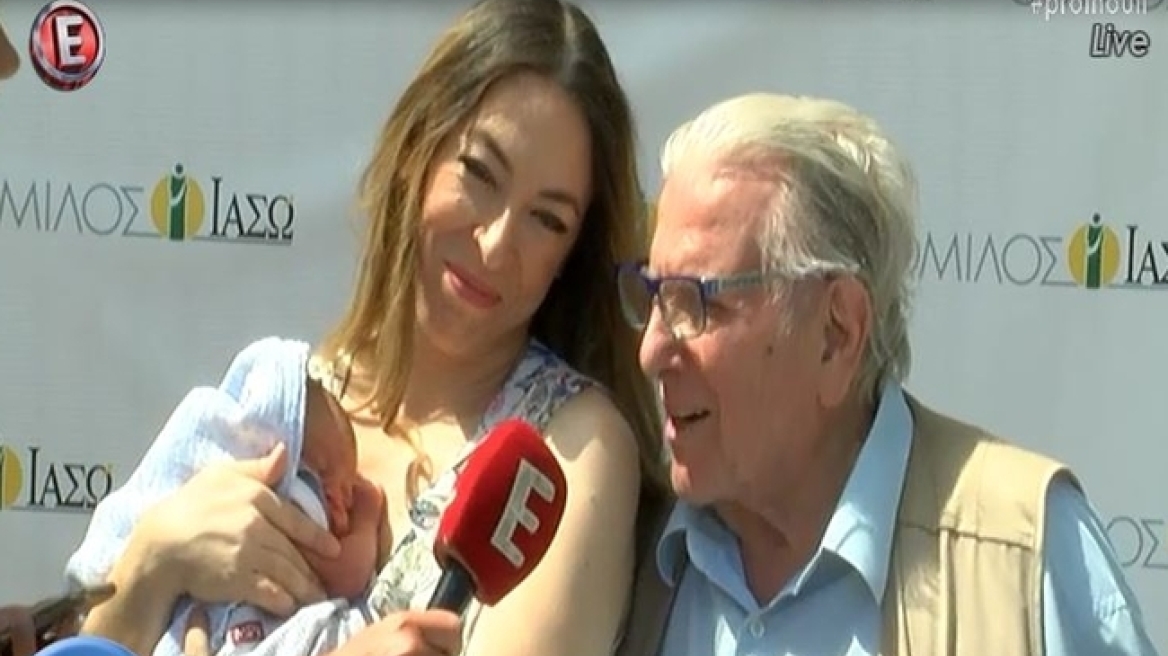 Η σύζυγος του Κώστα Βουτσά, Αλίκη Κατσαβού πήρε εξιτήριο από το μαιευτήριο 