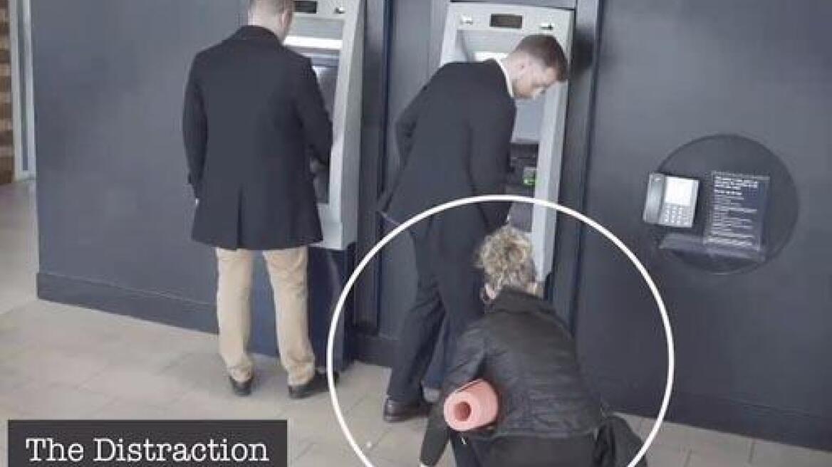 Απίστευτο βίντεο: Έτσι μπορούν να κλέψουν το PIN και την κάρτα σας από το ATM 