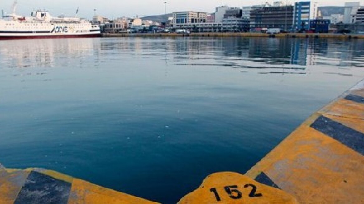 Βούτηξε με τη μηχανή του στο λιμάνι…