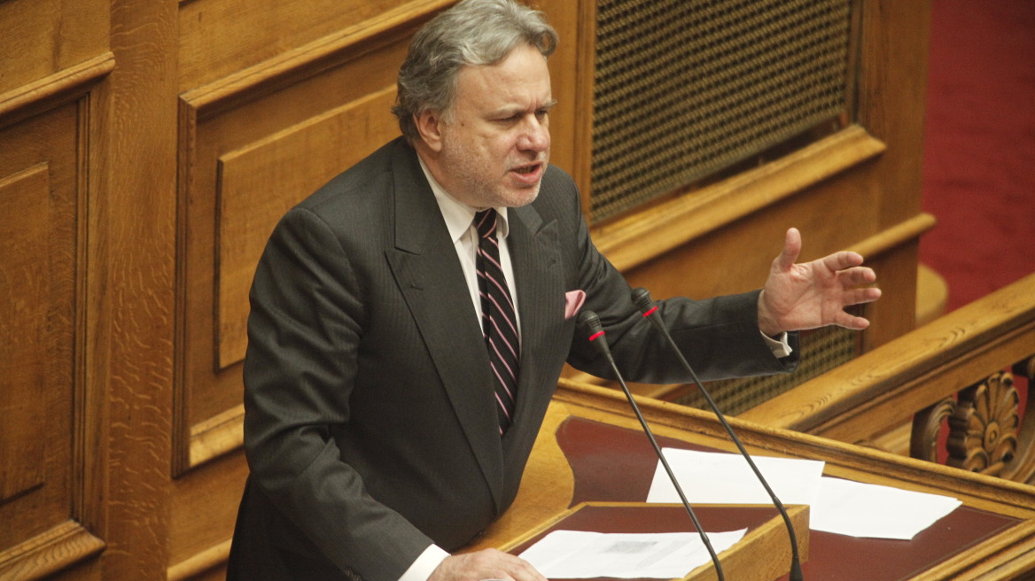 Εκτός ελέγχου ο Κατρούγκαλος: Xτυπούσε το χέρι στο έδρανο και φώναζε «ντροπή σας»