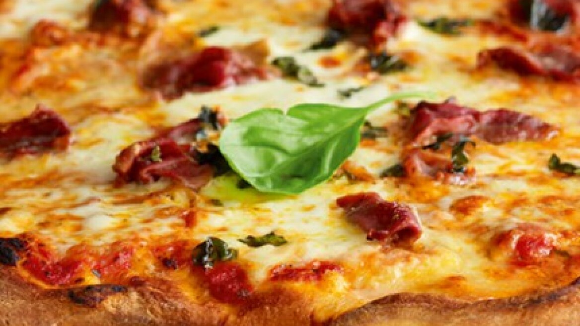  Pizza με ντομάτα, προσούτο και μοτσαρέλα