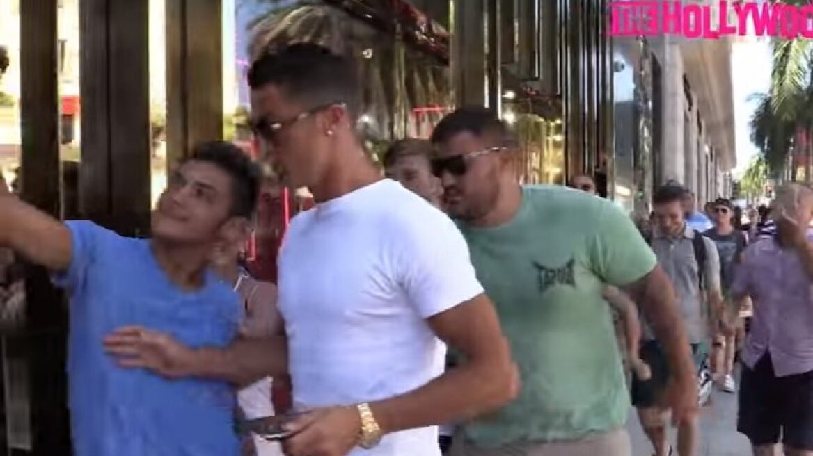 Rude Ronaldo pushes fan aside (video)