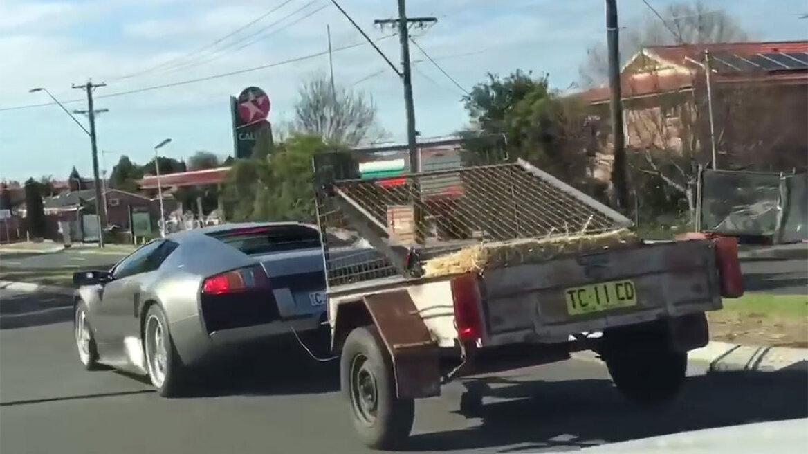 Απίστευτο βίντεο: Έβγαλε τις κατσίκες του βόλτα με τη...Lamborghini