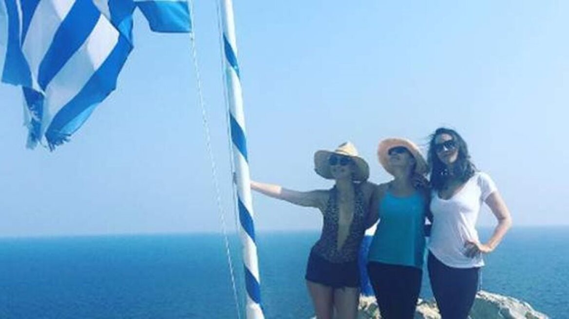 Kate Hudson next to Greek flag (photos)