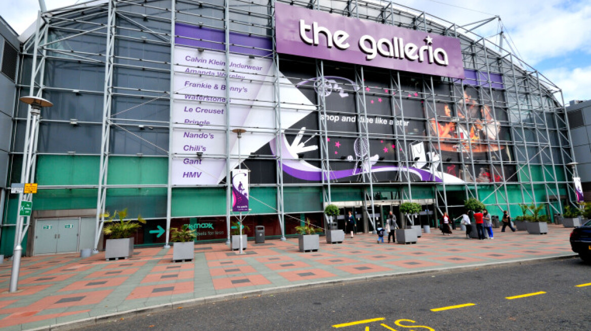 Βίντεο: Εκκενώθηκε εμπορικό κέντρο στην Αγγλία μετά τον εντοπισμό «ύποπτης» βαλίτσας