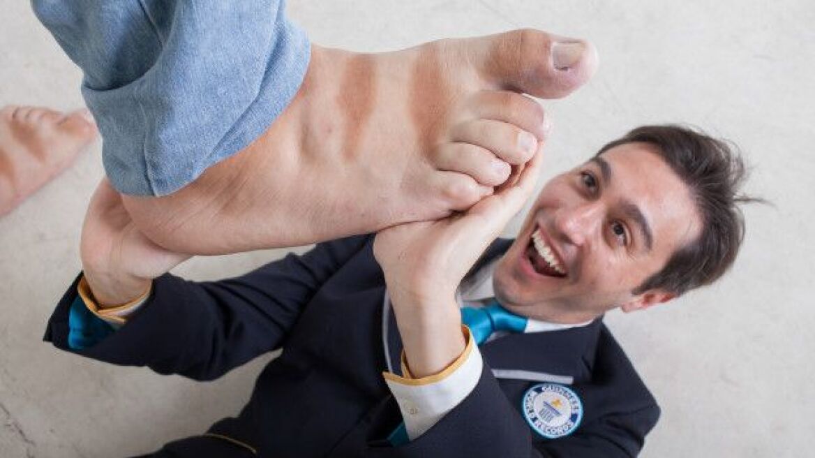 Man with biggest feet in the world! (video+photos)