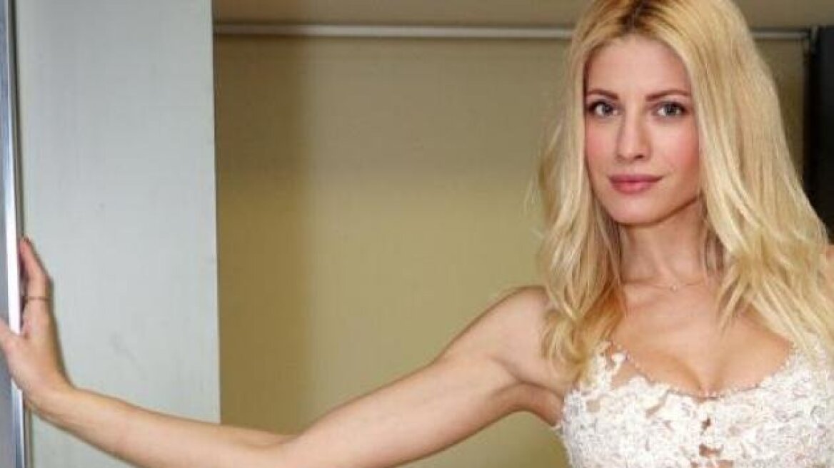 «Καυτή» με φόρεμα και μαγιό η Αραβανή... 