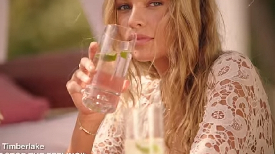 Τα αγγελάκια της Victoria Secret χορεύουν στην αμμουδιά πίνοντας... (video)