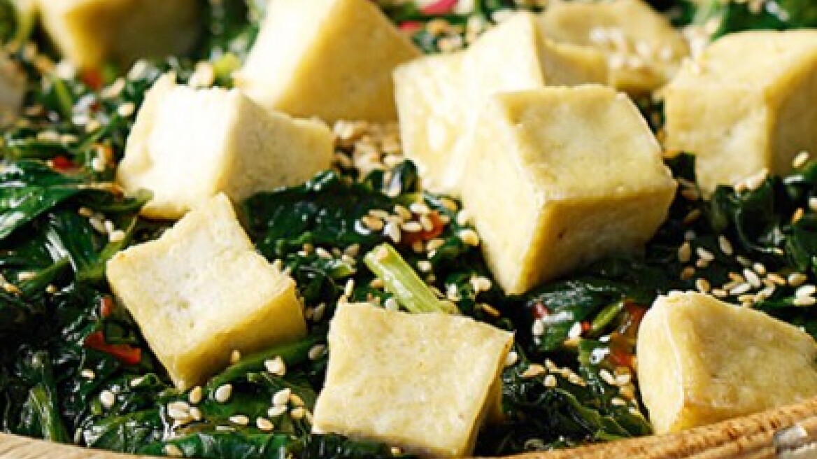  Σπανάκι σοτέ με κομματάκια τόφου