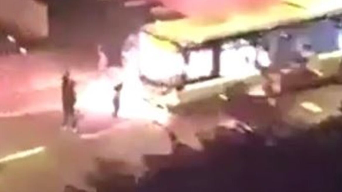 Muslim migrants shouting ‘Allahu Akbar’, set bus on fire in Paris (video)