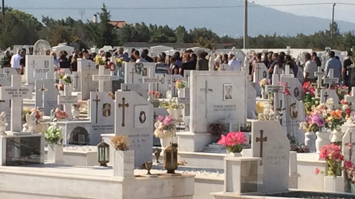 Τραγωδία στο Κορωπί: Συγγενείς και φίλοι συνόδεψαν στην τελευταία της κατοικία την Ελένη