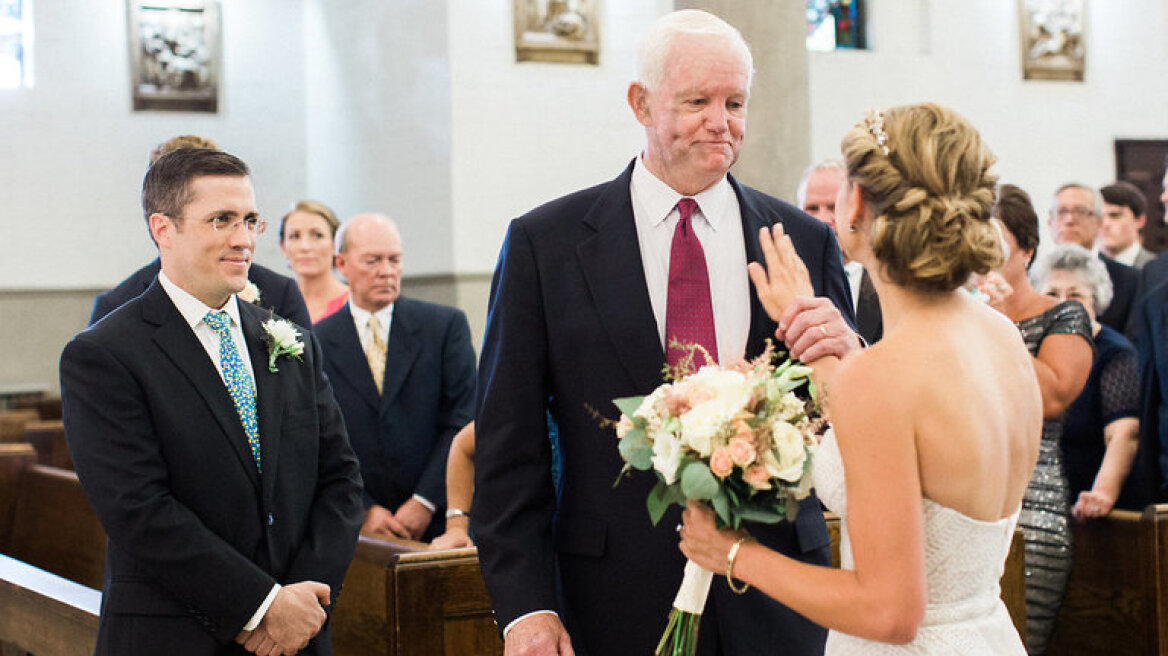 Συγκινητικό: Τη συνόδευσε ως νύφη ο λήπτης της καρδιάς του πατέρα της