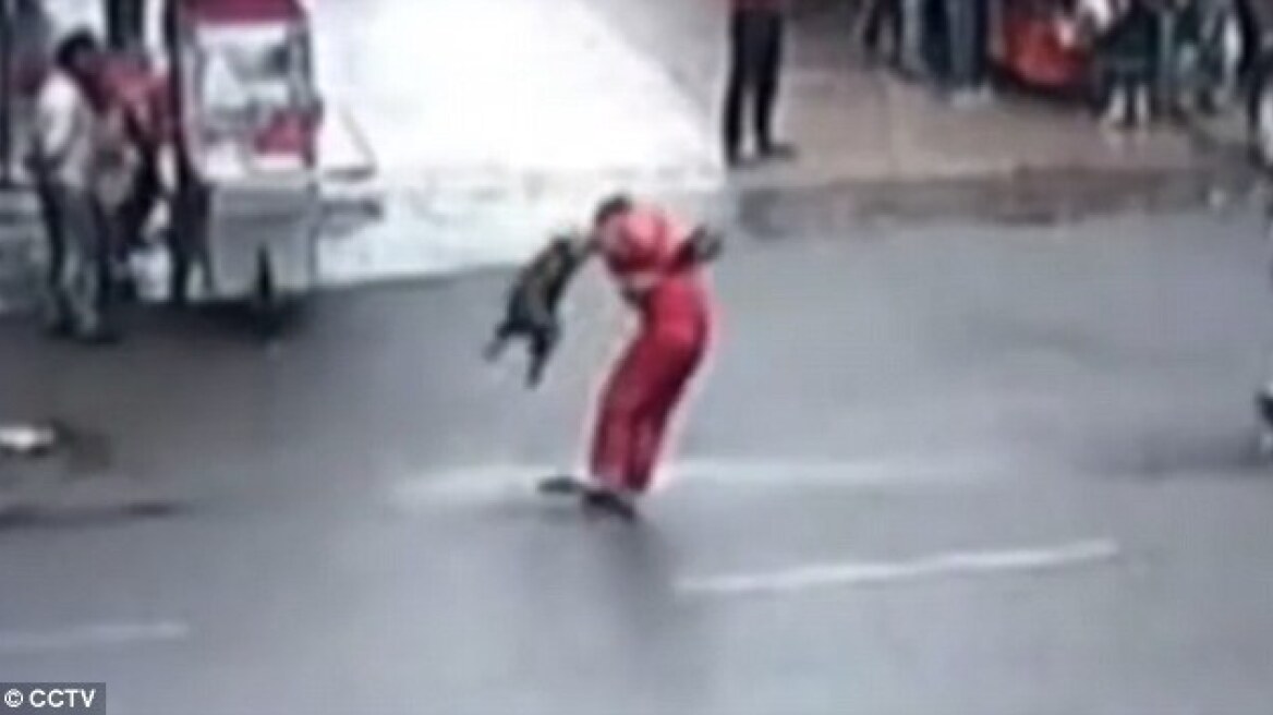 Βίντεο: Σκυλί σε αμόκ τραυματίζει 20 ανθρώπους στην Κίνα