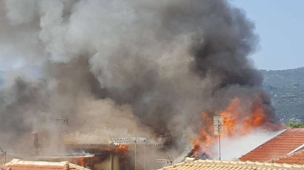 Λευκάδα: Δέκα παραδοσιακά σπίτια παραδόθηκαν στις φλόγες