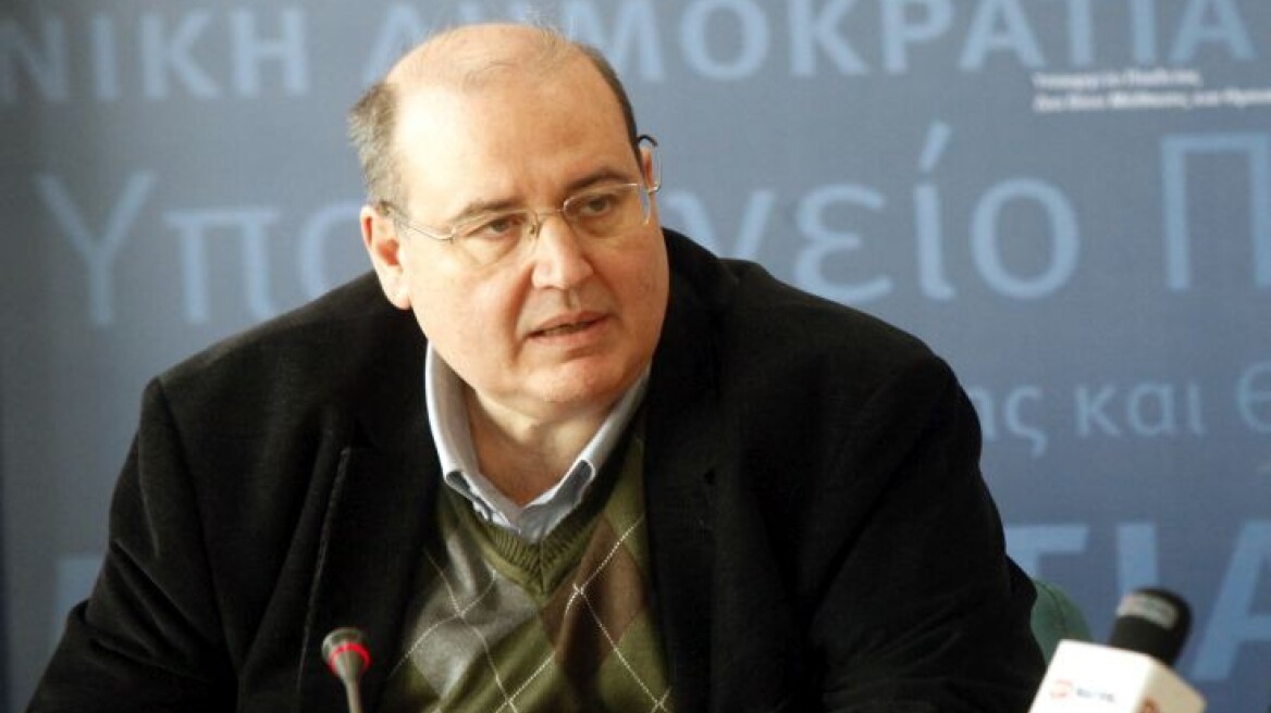 Φίλης για ιδιωτικά σχολεία: Με καθηγητές που κινδυνεύουν με απόλυση δεν είναι αξιόπιστα τα απολυτήρια
