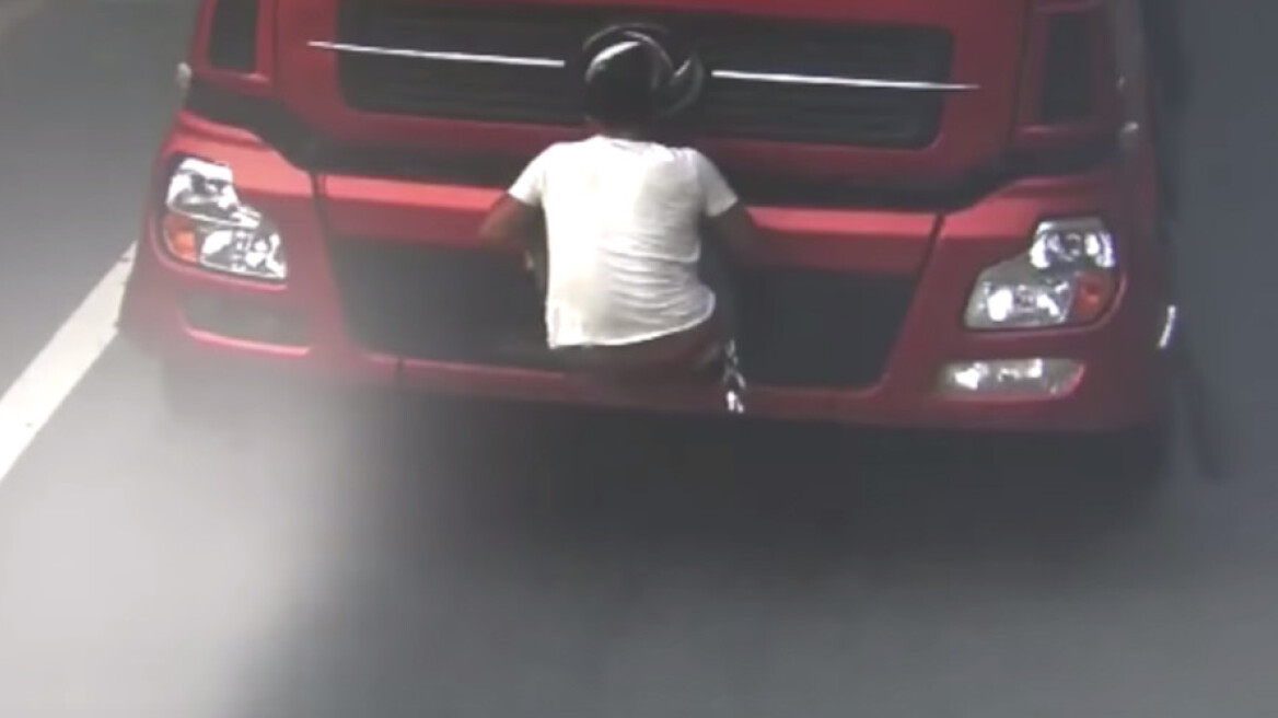 Βίντεο: Έκρυψε την πινακίδα του χρησιμοποιώντας έναν... άνθρωπο!