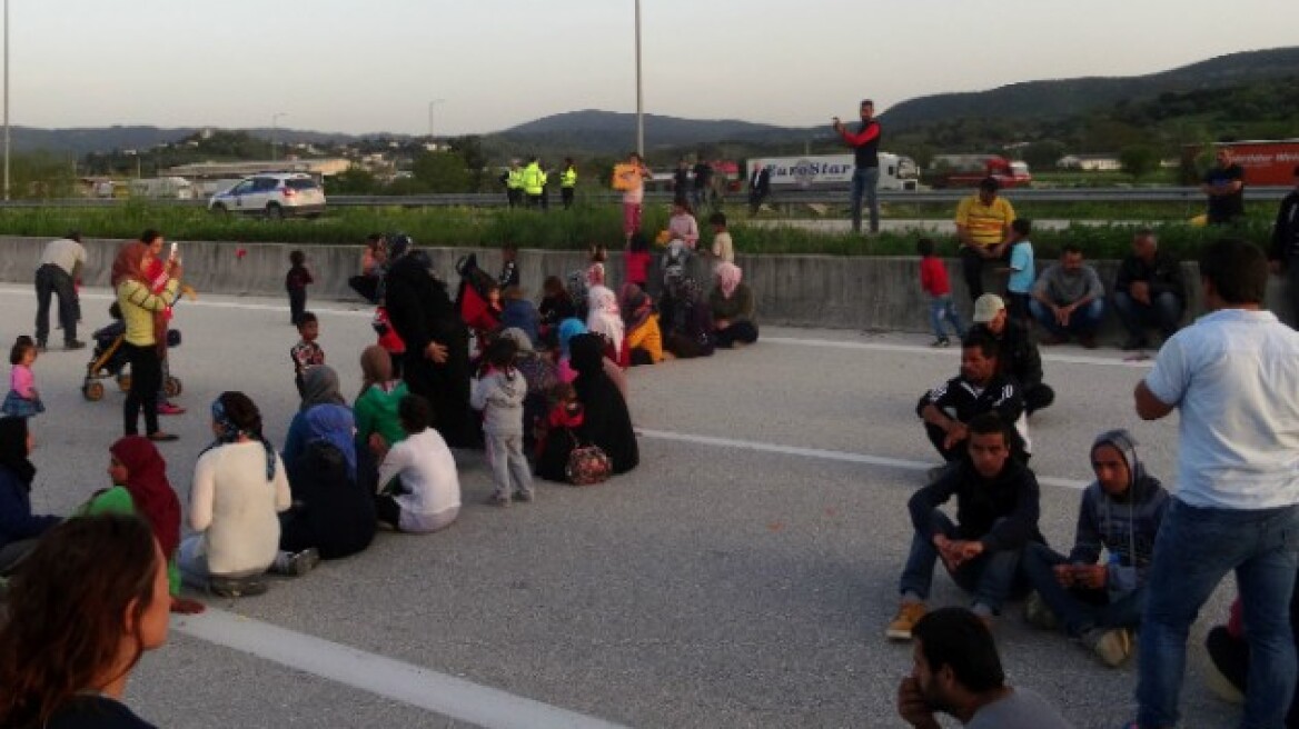 Καθιστική διαμαρτυρία προσφύγων στη Θεσσαλονίκη 