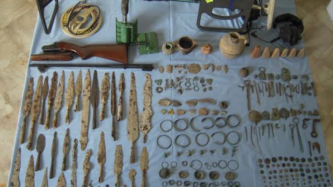 Πλήθος αρχαία και χασισόδεντρα σε σπίτι στα Γρεβενά