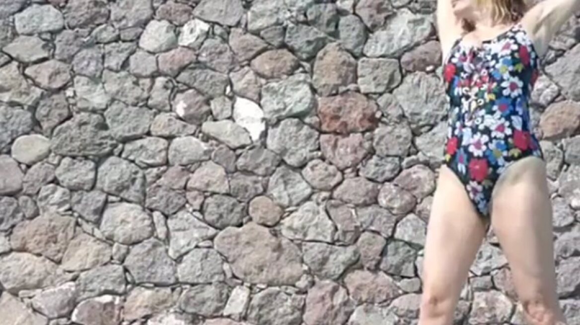 Smaragda Karydi turns 47 with a headstand (videos)