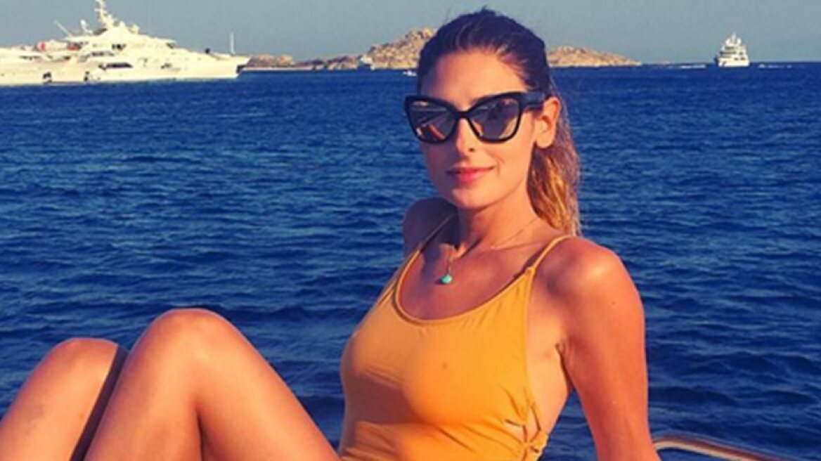 Anthi Salagoudi is really sexy in yellow swimsuit (photo)