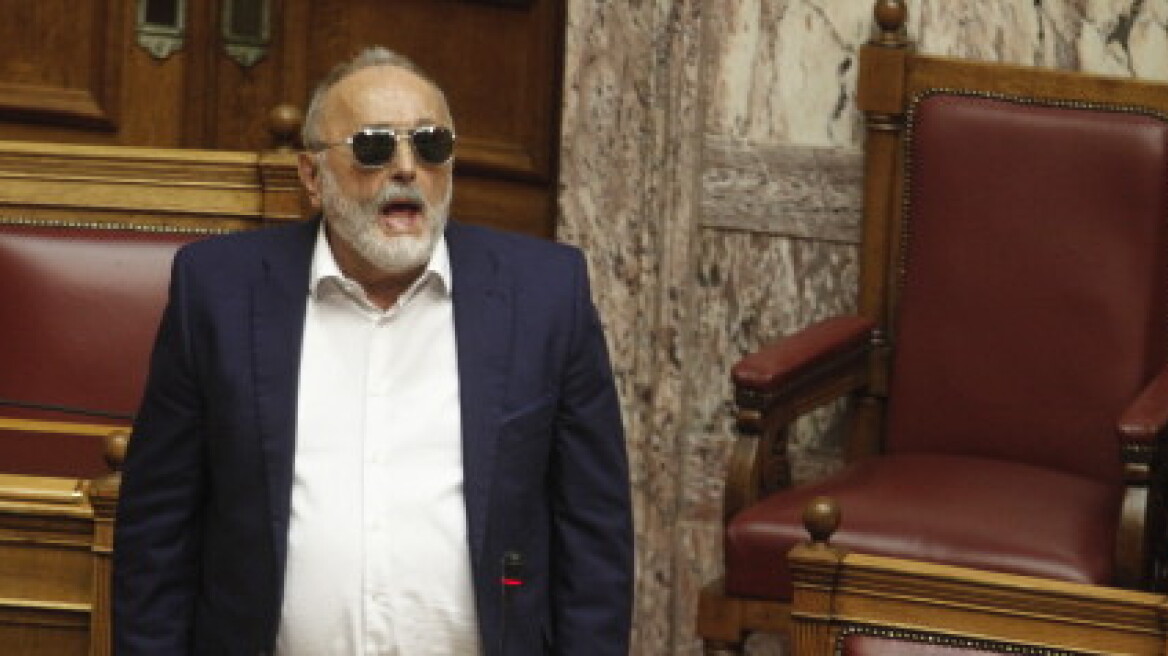 Ανοιγμα Κουρουμπλή για περισσότερες από τέσσερις τηλεοπτικές άδειες